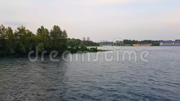 4K日落前这艘船在宽阔的Dnieper河上开着大桥视频的预览图