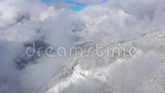 俄罗斯索契阳光明媚的GorkyGorod高加索山脉的空中景观视频的预览图