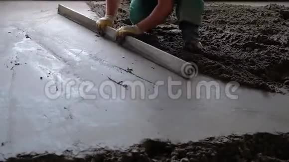 建筑工人在施工现场浇筑混凝土视频的预览图