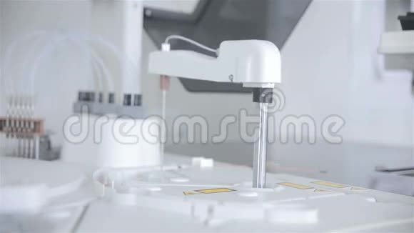 自动化制药医疗设备在现代实验室工作视频的预览图
