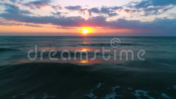美丽日出的空中景色和海上海浪的戏剧性云景视频视频的预览图