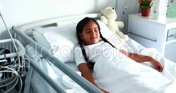 生病的女孩躺在床上视频的预览图