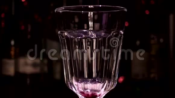 红酒倒入杯中视频的预览图
