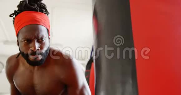 健身室4k男拳击手练习拳击视频的预览图