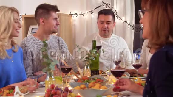 家庭幸福在家吃晚饭视频的预览图