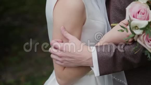 年轻的情侣牵手拥抱亲吻视频的预览图