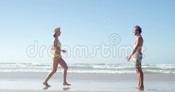 一对在海滩玩得开心的情侣视频的预览图