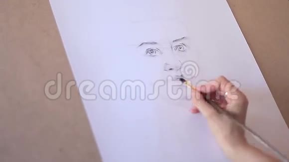 女人的手画了一幅肖像视频的预览图