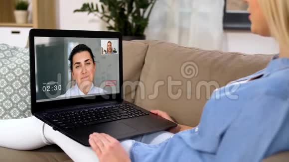 家里有电脑的女人视频的预览图