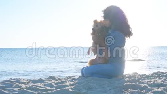 她和她的狗在沙滩上视频的预览图