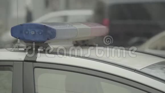 警车车顶上的闪光器布林克特写镜头视频的预览图