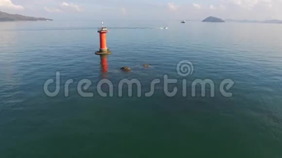无人机飞过海边视频的预览图