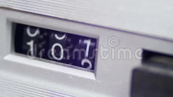 带有数字的老式计数器在音频盒式播放器上旋转视频的预览图