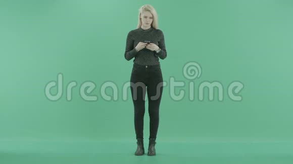 一个女孩站着发短信视频的预览图