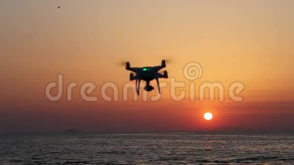 遥控无人机在夕阳下飞翔视频的预览图