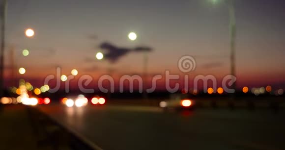 天桥上的夜间交通视频的预览图