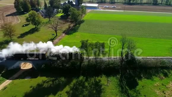 蒸汽旅客列车在阿米什农村喷出烟雾如无人机所见视频的预览图