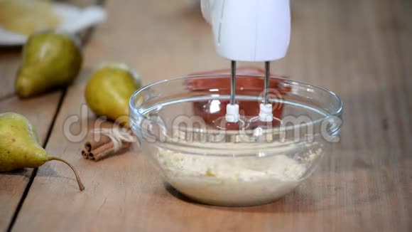 混合黄油和糖蛋糕面糊的准备视频的预览图