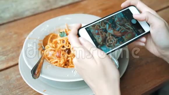 女博主用手机在餐厅拍照视频的预览图
