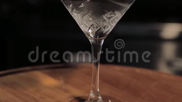 在酒吧里准备喝含酒精的鸡尾酒视频的预览图