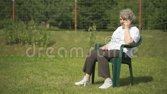 老妇人在户外用手机说话视频的预览图