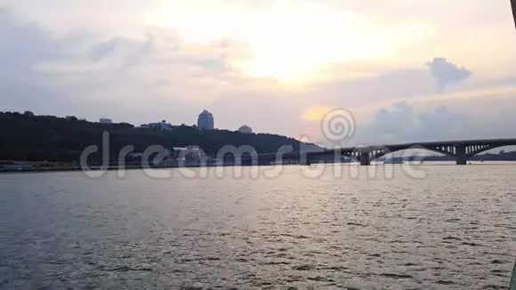 4K日落前这艘船在宽阔的Dnieper河上开着大桥视频的预览图
