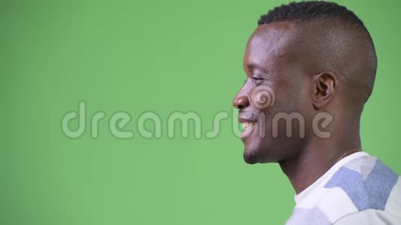 年轻快乐的非洲男人的头部照片视频的预览图