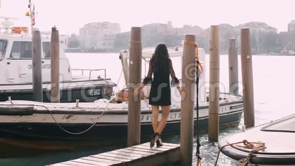 在意大利威尼斯的威尼斯威尼斯码头上的美丽景色中旅行的女游客视频的预览图