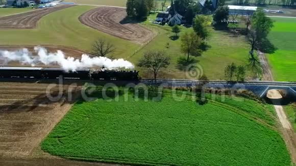 蒸汽旅客列车在阿米什农村喷出烟雾如无人机所见视频的预览图