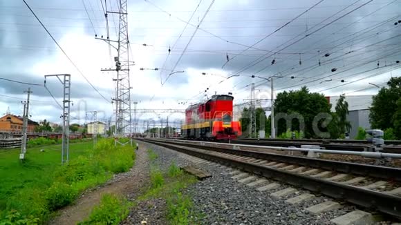 火车头在铁路上视频的预览图