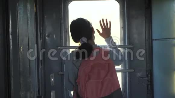 青少年生活方式的小女孩是一个背包客乘坐火车旅行旅游运输铁路概念旅游学校视频的预览图