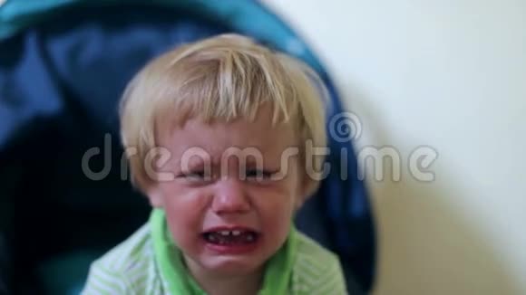 哭的孩子视频的预览图