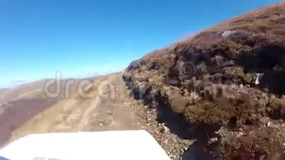 越野车在山上行驶视频的预览图