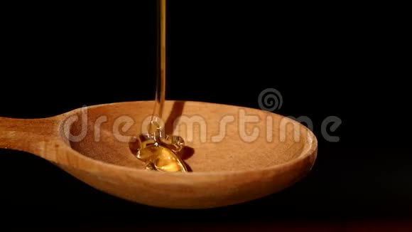 从黑色的木制蜜汁滴下来的蜂蜜视频的预览图