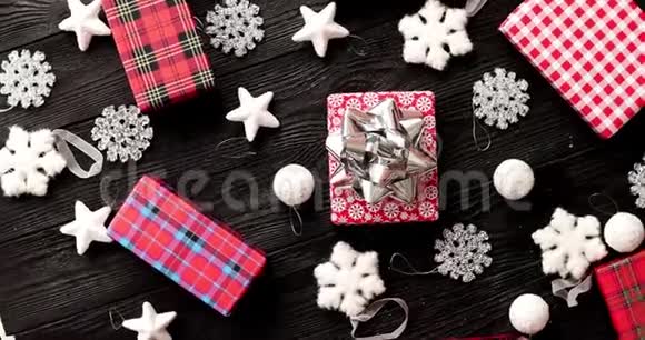 圣诞礼物和装饰品视频的预览图