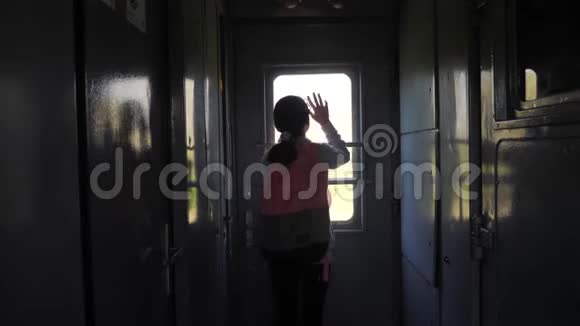 小女孩是一个乘火车旅行的背包客旅游交通生活方式铁路概念旅游学校视频的预览图
