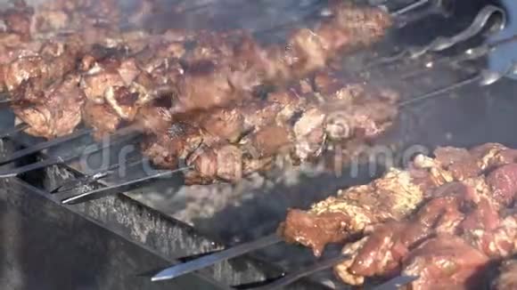 烧烤炉上烧烤出开胃的猪肉什锦烤串视频的预览图