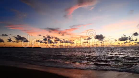 海浪和海滩上的天空视频的预览图