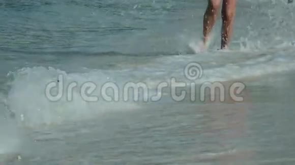 女子赤脚在沙滩上奔跑的慢动作录像视频的预览图