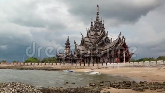真理保护区泰国芭堤雅的木制寺庙视频的预览图