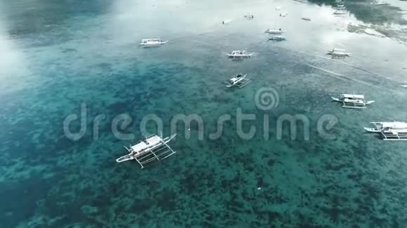 空中无人驾驶飞机观船停泊在海湾与清澈和绿松石水在热带泻湖的船和游艇视频的预览图