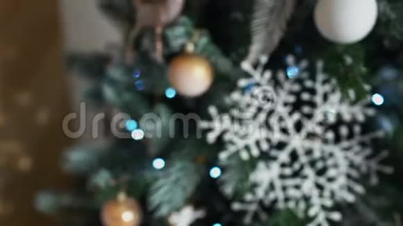 带有灯光背景玩具的圣诞树视频的预览图