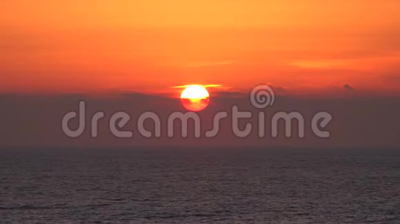 日落海滩海滨日出夏季日落海洋视频的预览图