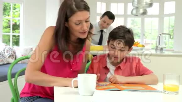 父母帮助孩子做厨房作业视频的预览图