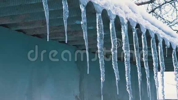 冬天屋顶上融化的冰柱在滴水视频的预览图