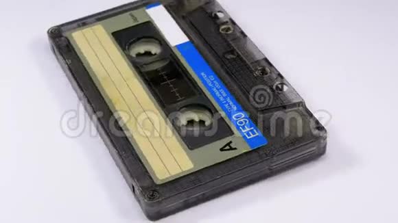 老式音频盒式磁带在白色背景下旋转视频的预览图