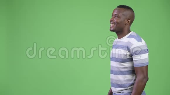 年轻快乐的非洲男人的形象视频的预览图