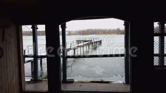 冰冻的老码头在河边视频的预览图