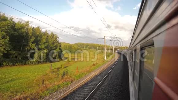 火车外的有轨电车在森林铁路附近的铁轨上行驶慢动作视频有马车的火车开动了视频的预览图