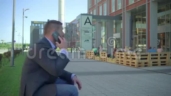 商人用智能手机说话视频的预览图
